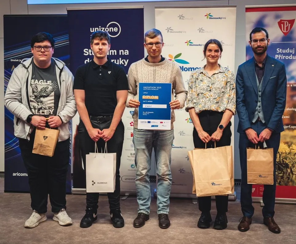 Tým s diplomem za druhé místo na hackathonu